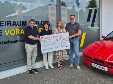 Übergabe des Spendenschecks am Standort Neuburg a. d. Donau (v. l. Peter Brummer – Serviceleiter, Astrid Kreitmeier - Serviceassistentin, Sabine und Bernhard Fortner - von der Stiftung für Neuburger.)