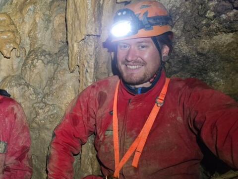 Bildtext: Steven Eichhorn, Erlebnispädagoge und Stationsleiter der Station 14a in der Klinik für Kinder- und Jugendpsychiatrie und -psychotherapie im AMEOS Klinikum St. Elisabeth Neuburg