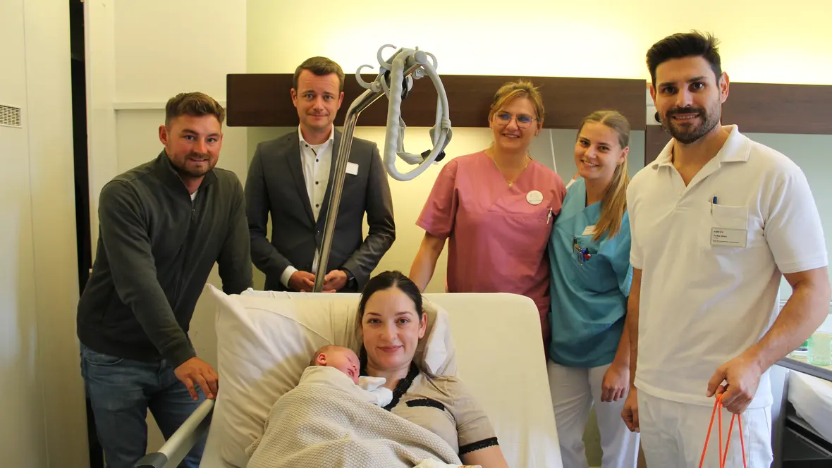  Bildtext: v.r. Todor Ilkov, Chefarzt in der Klinik für Frauenheilkunde und Geburtshilfe, Luisa Handschigl, Pflegefachkraft, Marzena Woronko, Hebamme und Florian Kern, Krankenhausdirektor gratulieren der glücklichen Familie bestehend aus Amy Landwermann, Robert Detlef Fischer und dem kleinen Louis.