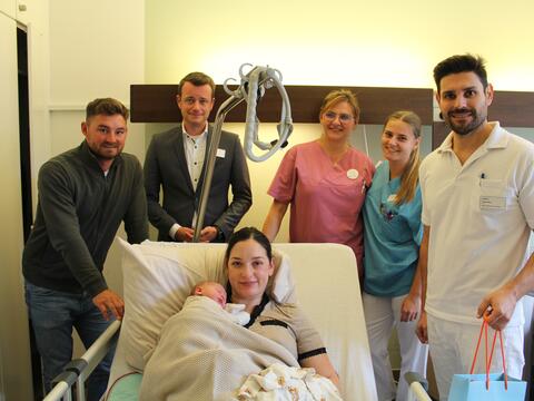  Bildtext: v.r. Todor Ilkov, Chefarzt in der Klinik für Frauenheilkunde und Geburtshilfe, Luisa Handschigl, Pflegefachkraft, Marzena Woronko, Hebamme und Florian Kern, Krankenhausdirektor gratulieren der glücklichen Familie bestehend aus Amy Landwermann, Robert Detlef Fischer und dem kleinen Louis.