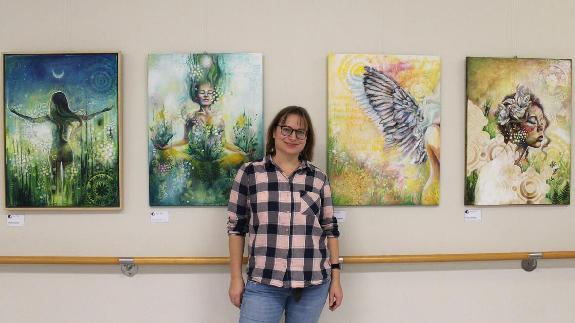 Die Künstlerin Heidi Reil vor ihren Kunstwerken
