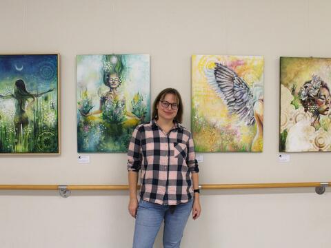 Die Künstlerin Heidi Reil vor ihren Kunstwerken