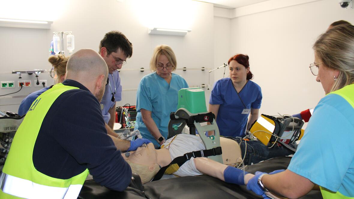 uebergabe-in-den-schockraum_ameos-klinikum-st-elisabeth-neuburg