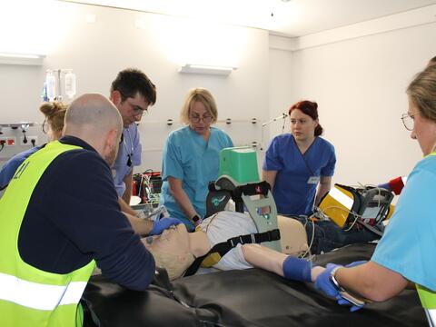 uebergabe-in-den-schockraum_ameos-klinikum-st-elisabeth-neuburg