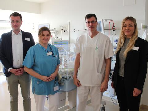 v.l. Florian Kern, Krankenhausdirektor, Andrea Plach, Stationsleitung, Dr. Daniel Vilser, Chefarzt in der Klinik für Kinder- und Jugendmedizin, Verena Buntz, Pflegedienstleitung der Bereiche Kinder- und Jugendpsychiatrie und -psychotherapie, Psychosomatik und Pädiatrie