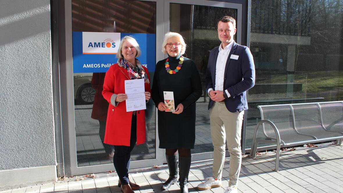 v.l. Anne Kohler-Hoffmann, Leitung Klinikseelsorge, Dorothea Hentsch, Vorsitzende   
Förderverein Palliative Versorgung e. V. und Florian Kern, Krankenhausdirektor im AMEOS   
Klinikum St. Elisabeth Neuburg  