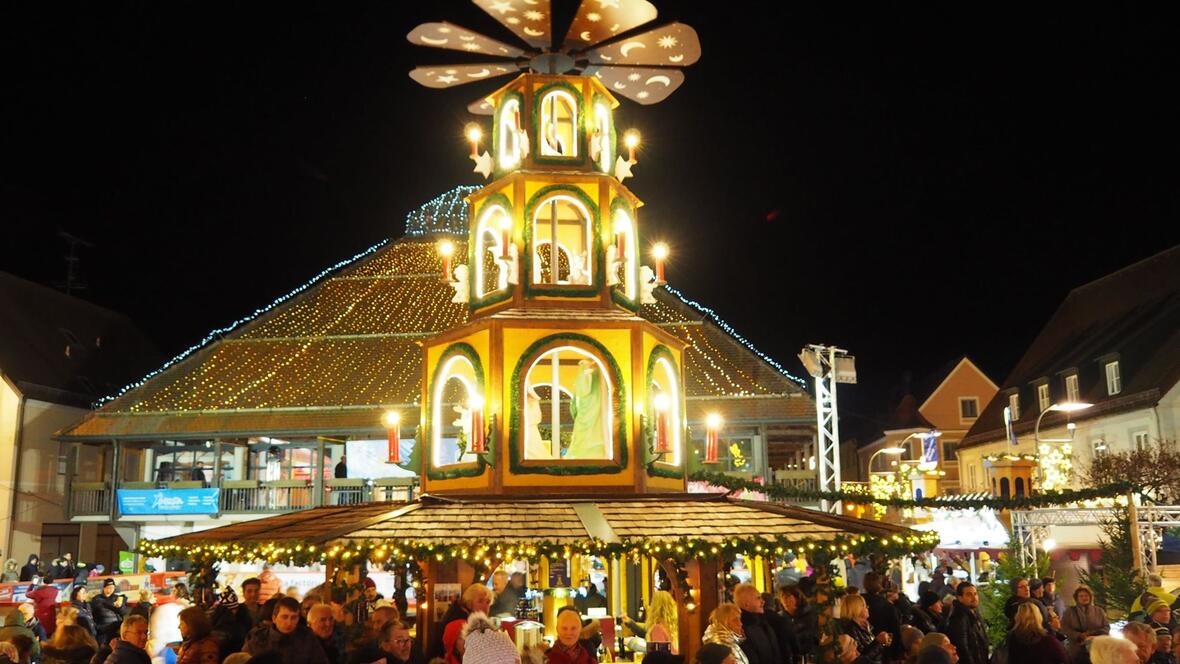 weihnachtsmarkt-pano-mit-pyramide