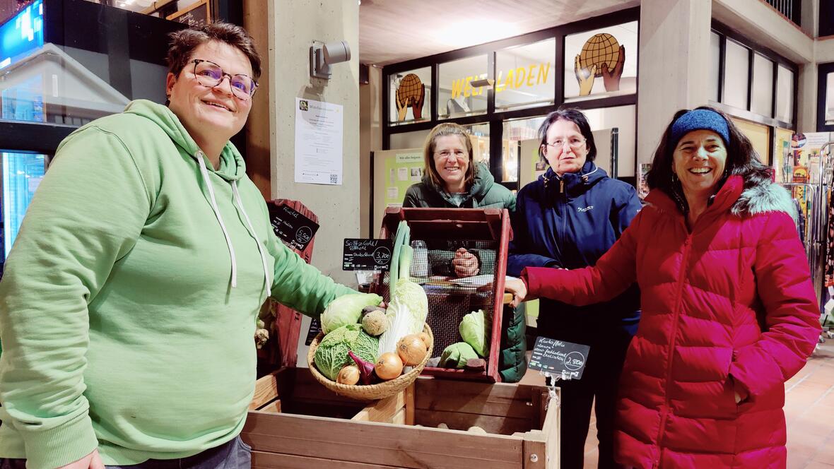 Die Mitglieder des Arbeitskreises Konsum und Ernährung der Lokalen Agenda 21 Neuburg (v.l.) Michele Deistler, Antje Wiedemann und Cornelia Euringer-Klose freuen sich gemeinsam mit Organisatorin Birgit Bayer-Kroneisl auf die Aktion „Kochen mit Wintergemüse am Neuburger Wochenmarkt, wo es Steckrübensuppe zum Probieren gibt.