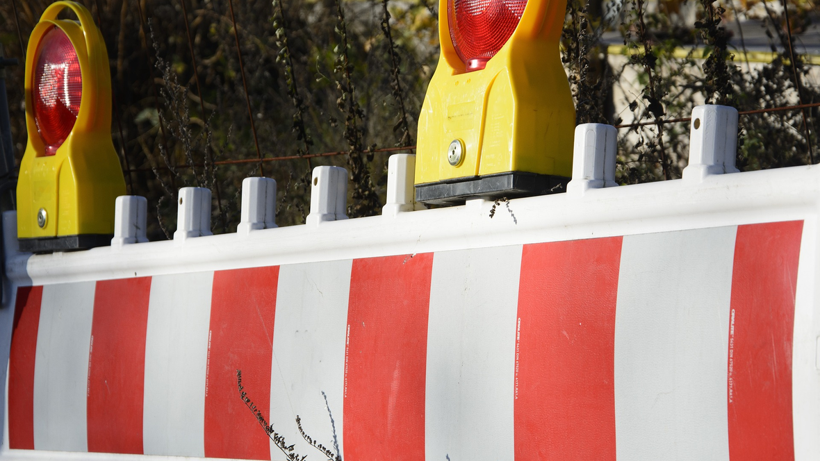 strassenabsperrung-rot-weiss-mit-blinklicht