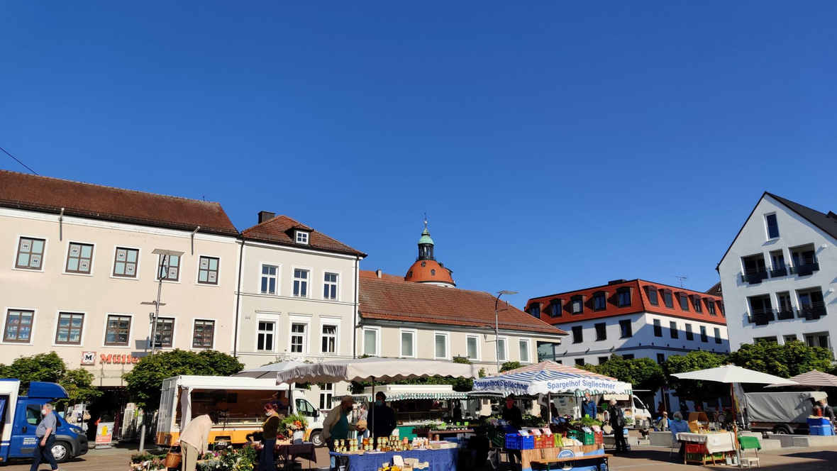 Verkauf von Blumen, Honig und Spargel am Neuburger Wochenmarkt