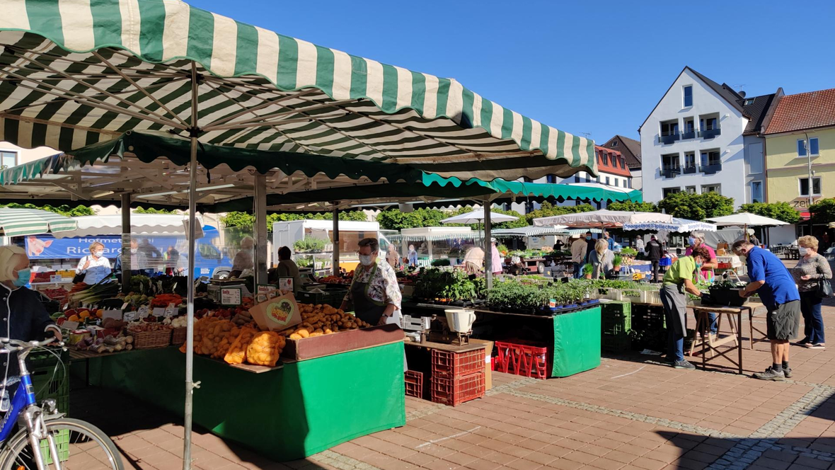 Obststände am Wochenmarkt in Neuburg