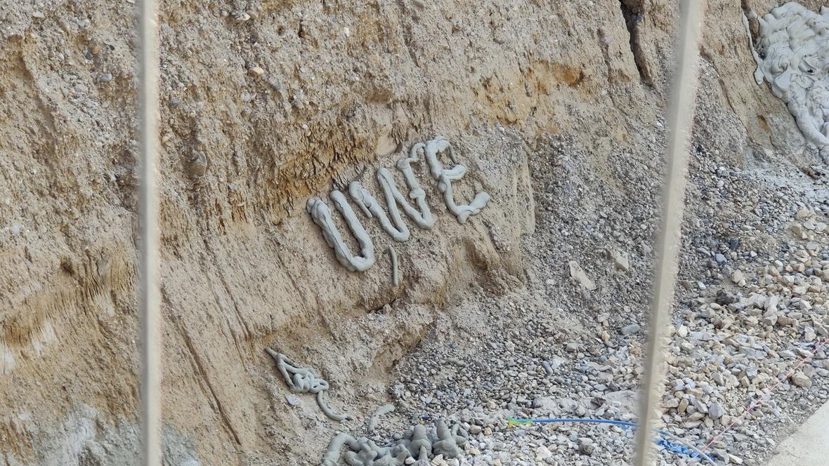 Buchstaben auf der Parkhaus-Baustelle am Neuburger Hallenbad