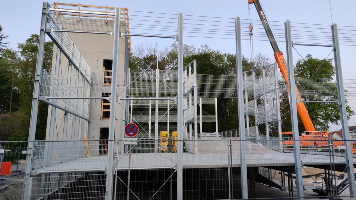 Parkbad Neuburg - Baustelle mit orangefarbenen Kran