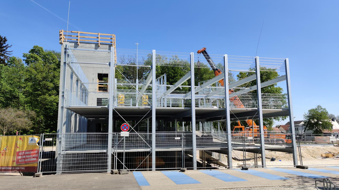 Oranger Kran auf der Baustelle für das Parkhaus am Hallenbad in Neuburg