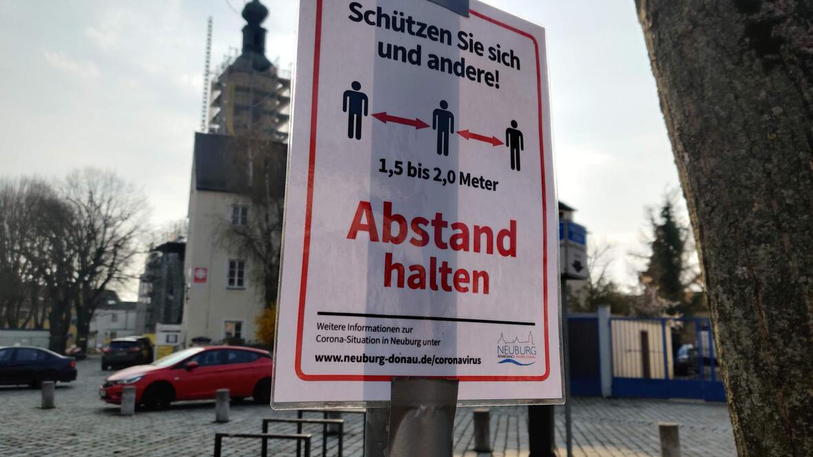 abstand-halten-plakat-spitalplanz-neuburg