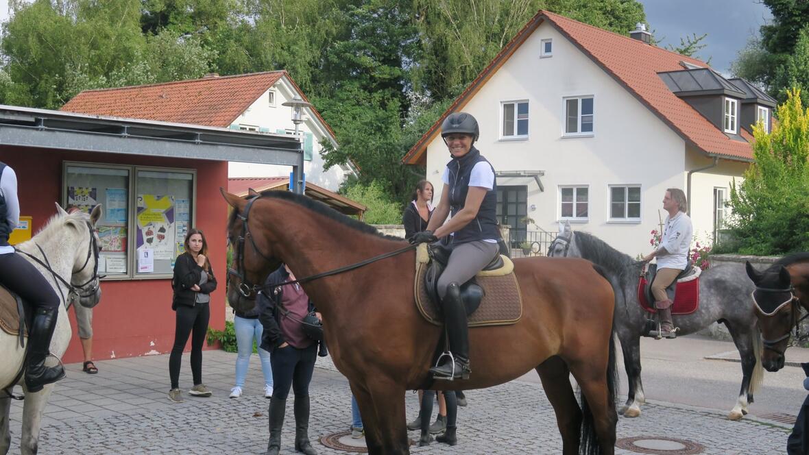 aufstellung-der-reiter-zum-einzug