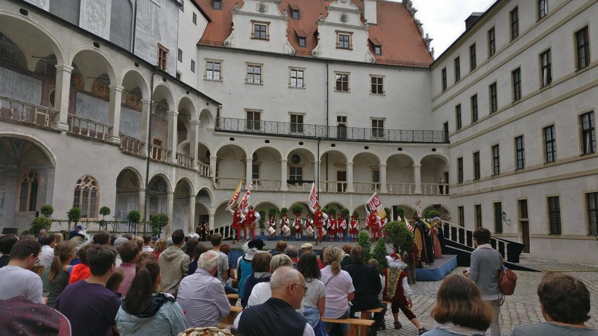 2017-07-01-140544-der-praechtige-neuburger-schlosshof-beim-auftritt