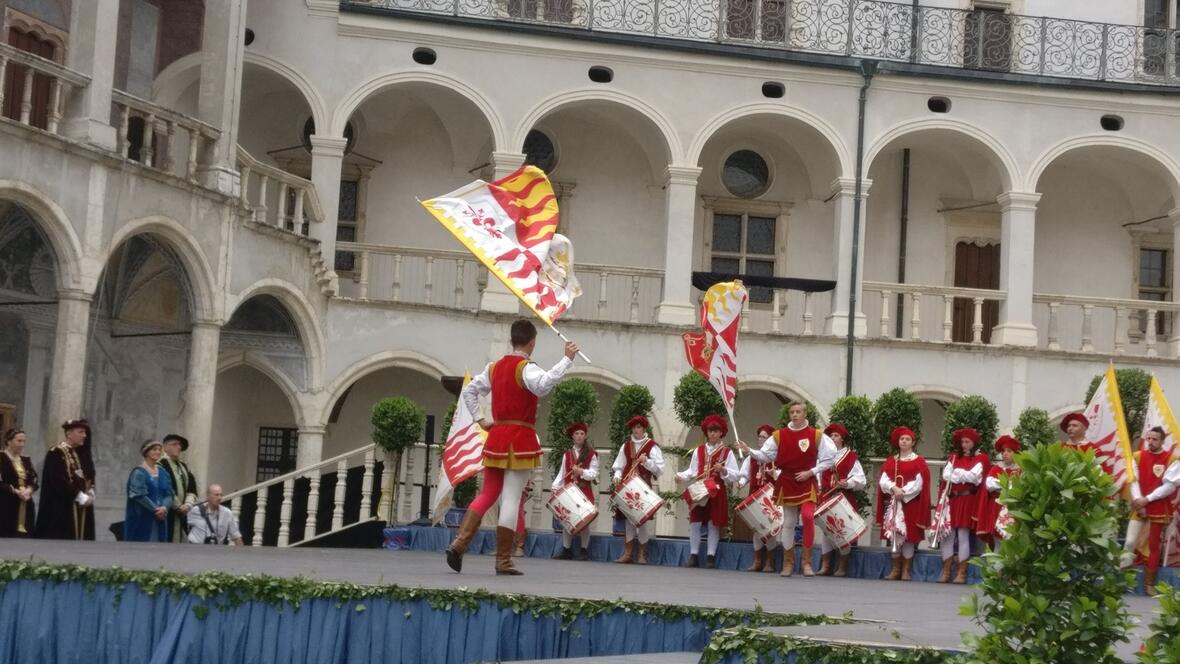 2017-07-01-142114-bandierai-e-musici-im-leuchtenden-rot