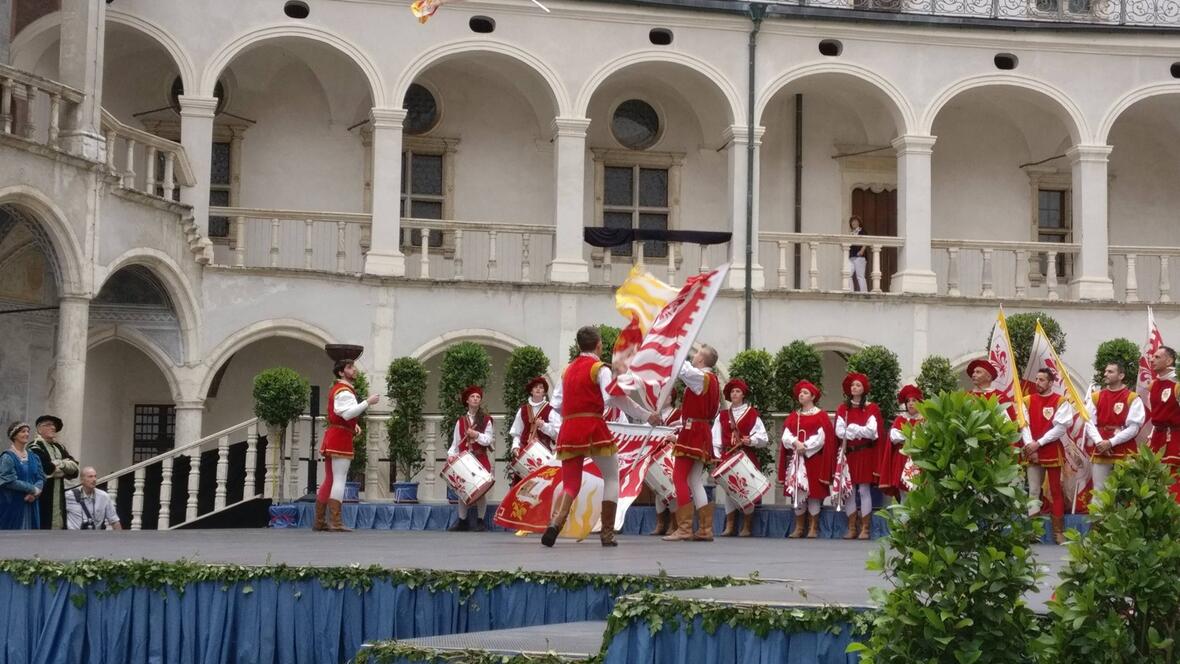 2017-07-01-142146-italienische-fahnenschwinger-beim-wurf