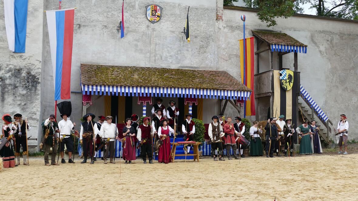 2017-07-07-1010238-bogenschuetzen-in-reih-und-glied-beim-neuburger-schlossfest