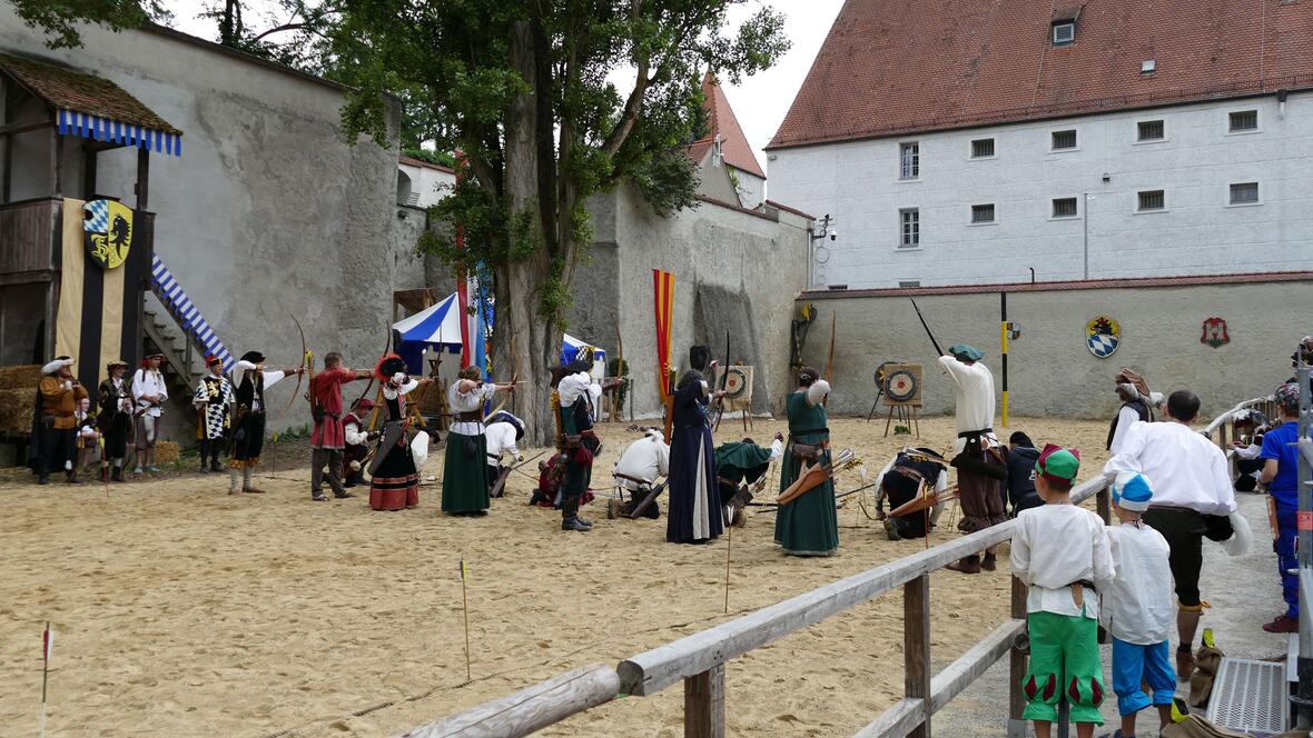 2017-07-07-1010158-bogenschuetzen-im-zweireihigen-feuer