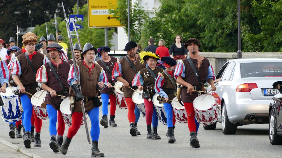 2017-07-07-1010454-die-neuburger-stadtwache-beim-umzug-ueber-die-donaubruecke