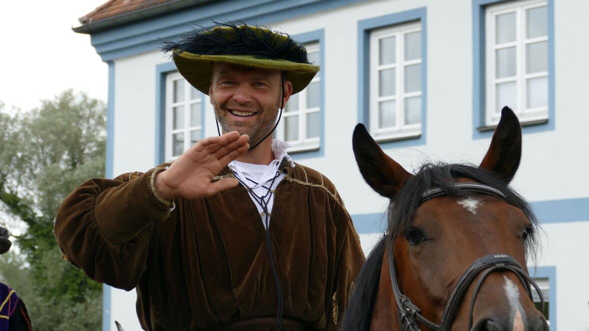 2017-07-07-1010469-jungpfalz-vivat-hoch-ein-reiter-gruesst-die-passanten