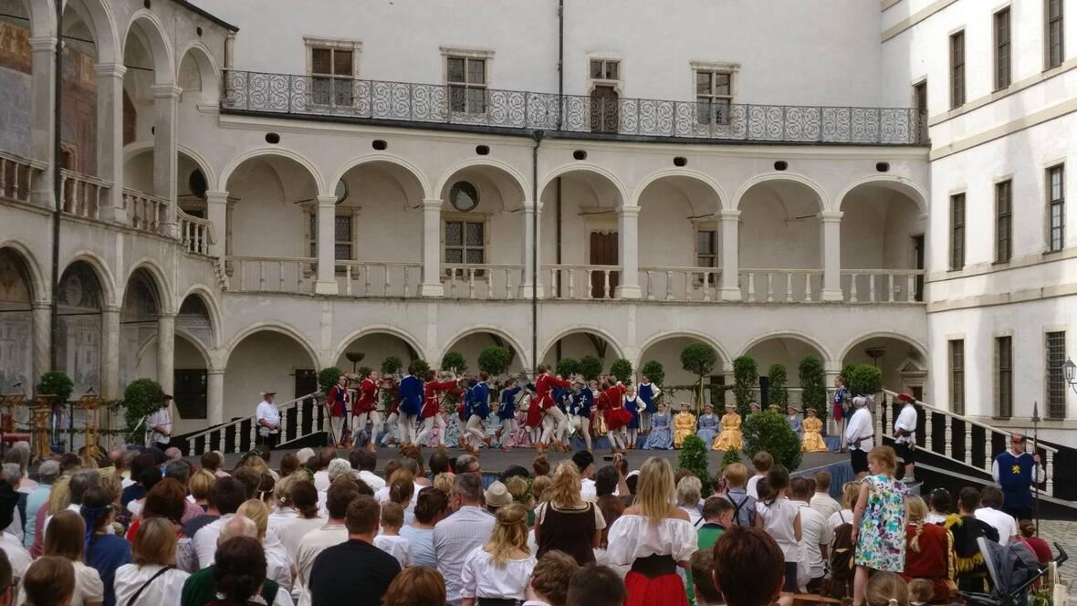 2017-07-09-164429-der-schlosshof-ist-gut-gefuellt