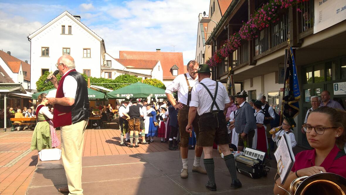 2017-07-28-164242-klaus-benz-begruesst-die-gaeste-zur-eroeffnung-des-74-neuburger-volksfestes