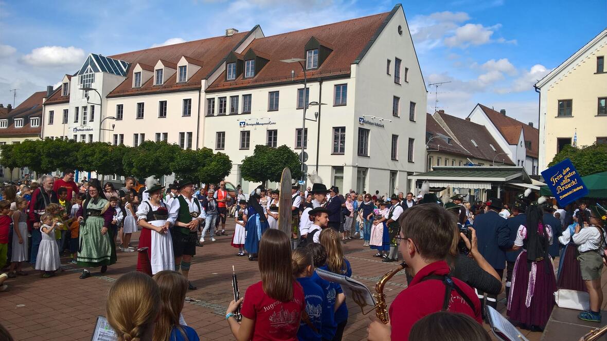 2017-07-28-165841-zuenftiger-trachtentanz-mit-den-donautalern