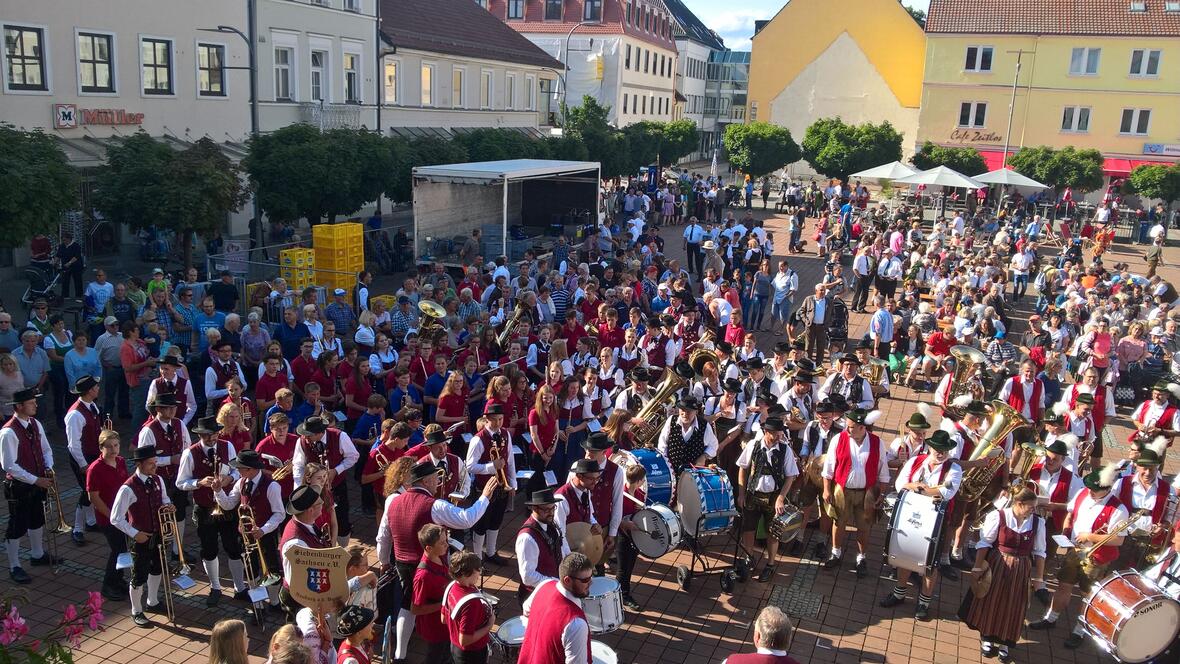 2017-07-28-173918-ueber-100-musiker-auf-dem-neuburger-schrannenplatz-beim-gemeinsamen-musizieren