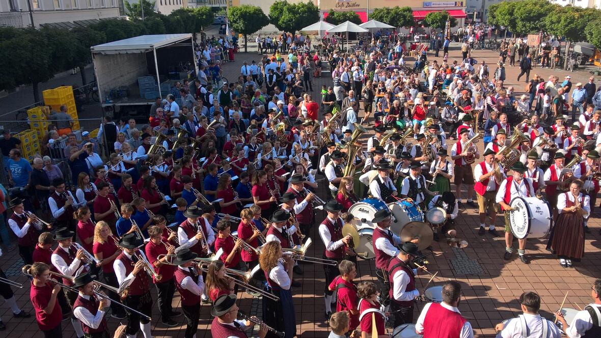 2017-07-28-174113-die-stadtkapelle-neuburg-mit-allen-orchestern-beim-volksfestauftakt