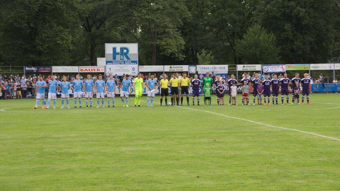 2017-08-10-7696-die-mannschaften-tsv-1860-muenchen-und-der-vfr-neuburg-stellen-sich-auf