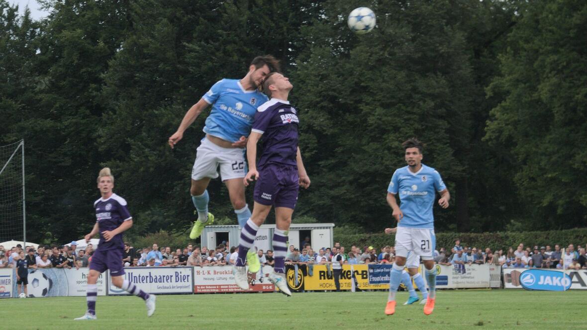 2017-08-10-7830-kopfballduell-in-luftiger-hoehe