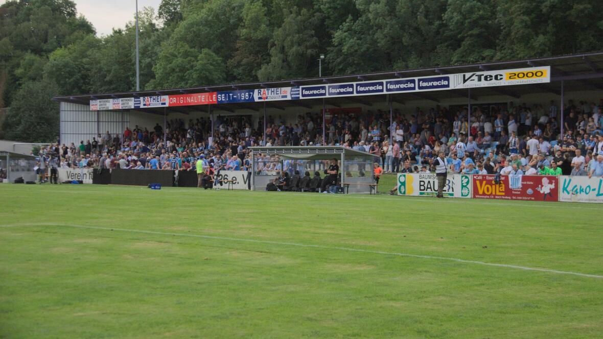 2017-08-10-7899-die-sitzplatz-tribuene-der-sparkassen-arena-voll-belegt