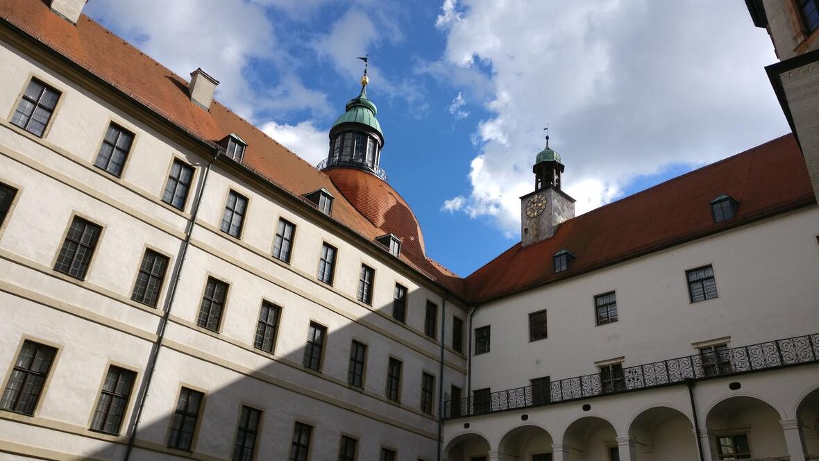 2017-09-17-153005-kleine-wolken-ziehen-ueber-schloss-neuburg-hinweg