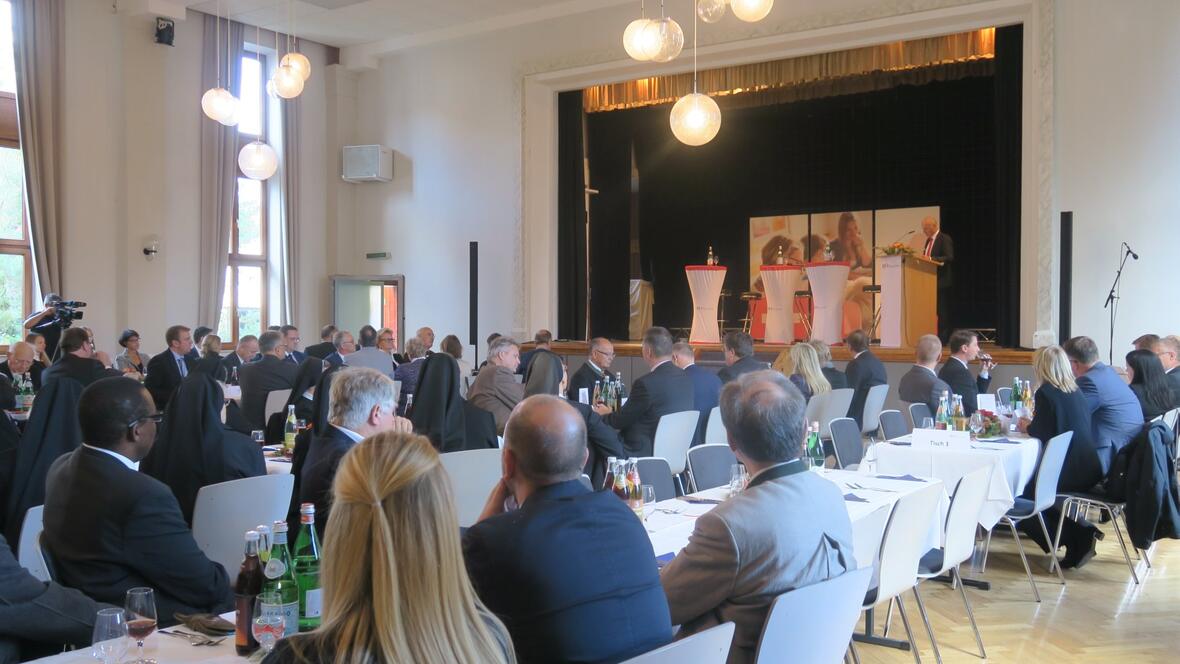 2017-09-21-4150-der-saal-des-kolpinghauses-in-neuburg-ist-gut-gefuellt