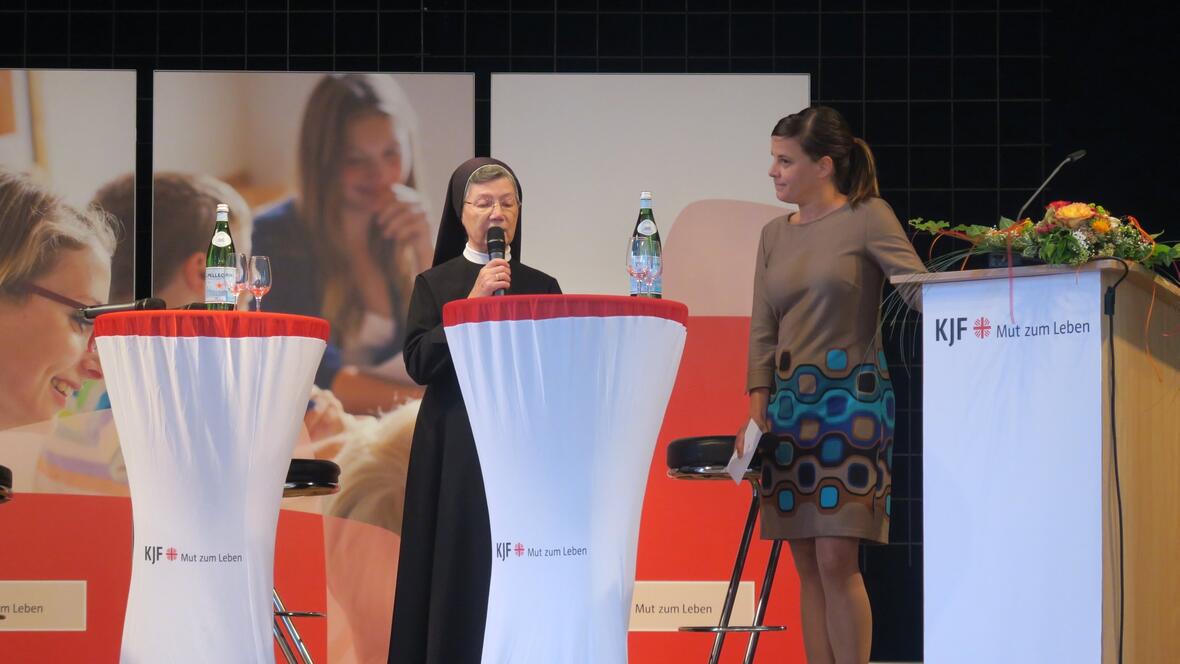 2017-09-21-4162-generaloberin-maria-goretti-boeck-mit-der-moderatorin-des-nachmittags