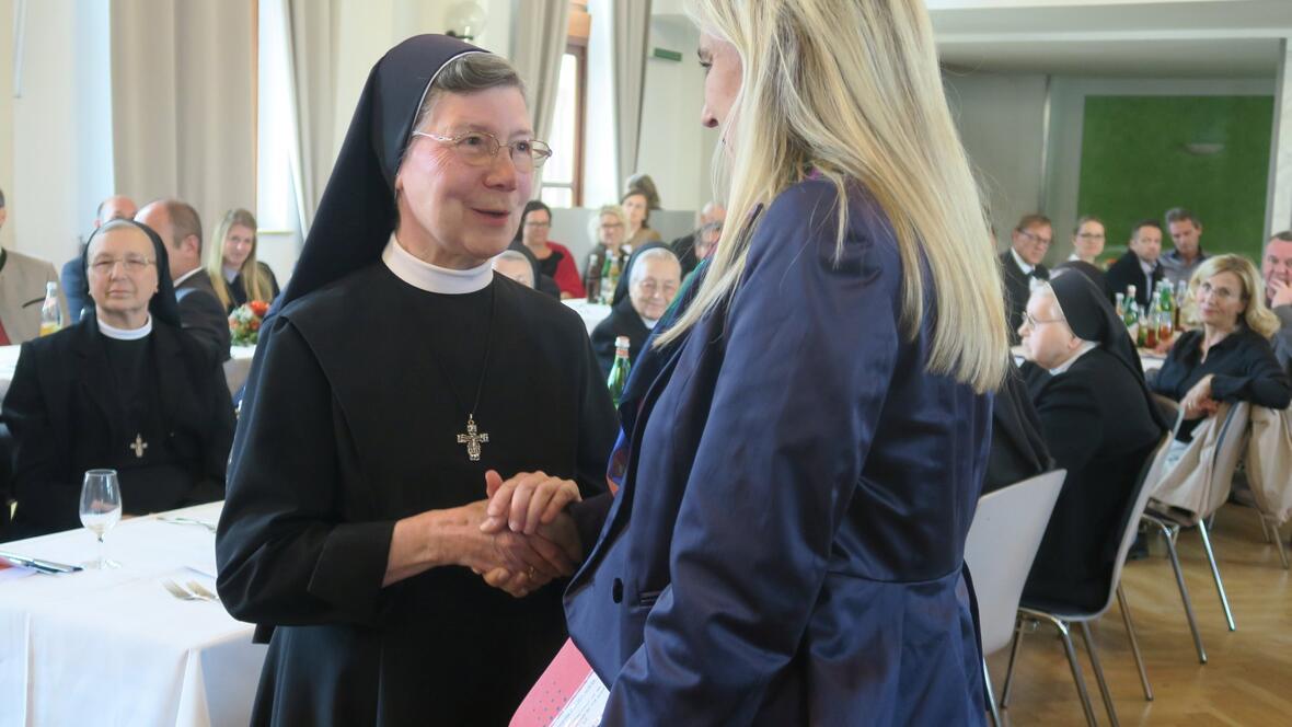 2017-09-21-4176-staatsministerin-melanie-huml-wuenscht-der-generaloberin-maria-goretti-boeck-alles-gute-fuer-die-zukunft