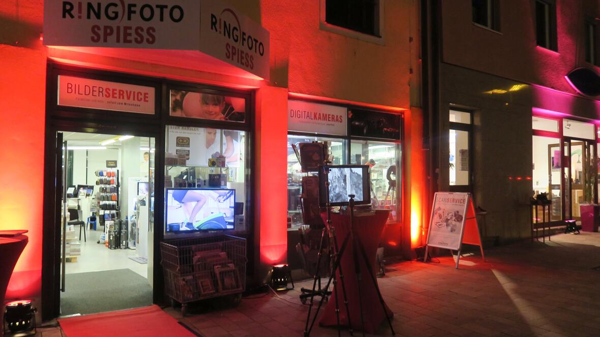 2017-09-22-4252-in-rot-leuchtet-die-fassade-von-ringfoto-spiess