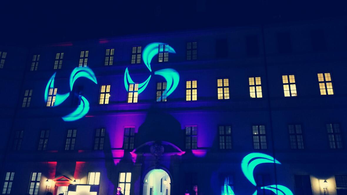 2017-10-14-202053-licht-fidget-spiner-auf-den-waenden-im-neuburger-schlosshof