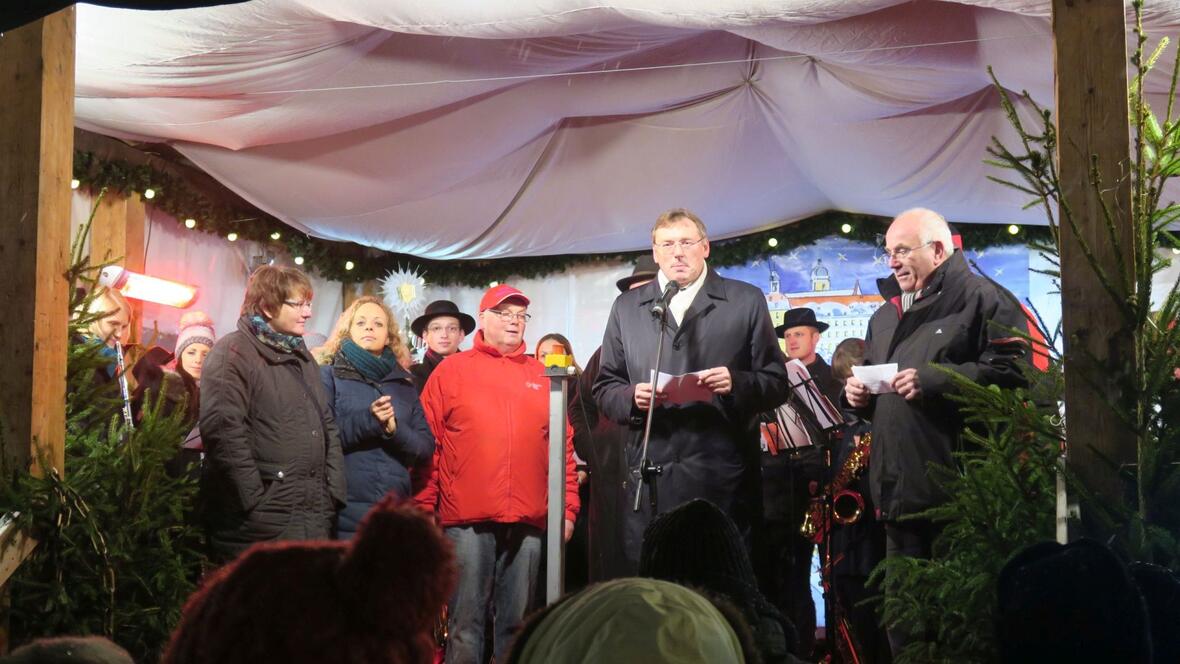 2017-11-30-4832-oberbuergermeiser-dr-bernhard-gmehling-eroeffnet-den-weihnachtsmarkt-auf-dem-schrannenplatz