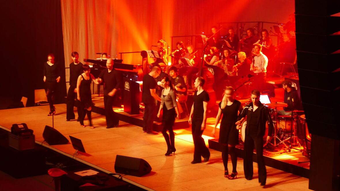 2018-01-13-1040041-bei-einigen-stuecken-stand-das-tanzensemble-des-esv-ingolstadt-ganz-vorne-auf-der-buehne