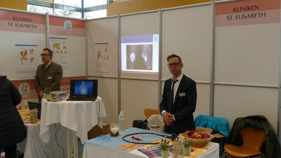 2018-03-10-1040430-am-stand-der-kliniken-st-elisabeth-wurden-fragen-zu-kuenstlichen-gelenken-und-anderen-fragen-beantwortet