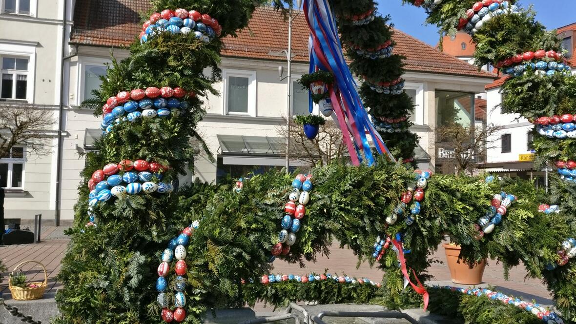 Osterbrunnen Am Schrannenplatz Erhält Kirchlichen Segen - Aktuelles In ...