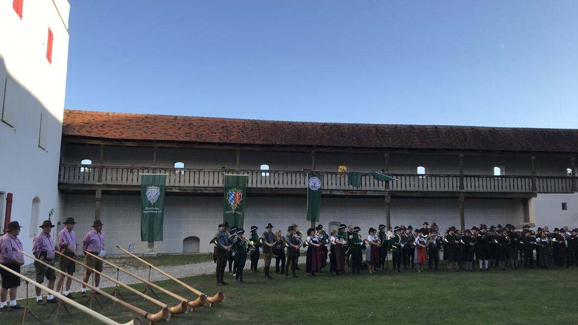 verschiedene-blaskapellen-bei-der-jagdmesse-gruenau