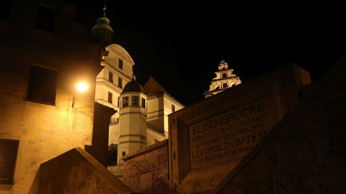 die-giebel-und-tuerme-des-neuburger-schlosses-beleuchtet-im-hintergrund