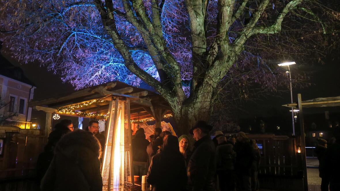 heizstrahler-und-bunt-beleuchteter-baum-an-der-wichtelhuette