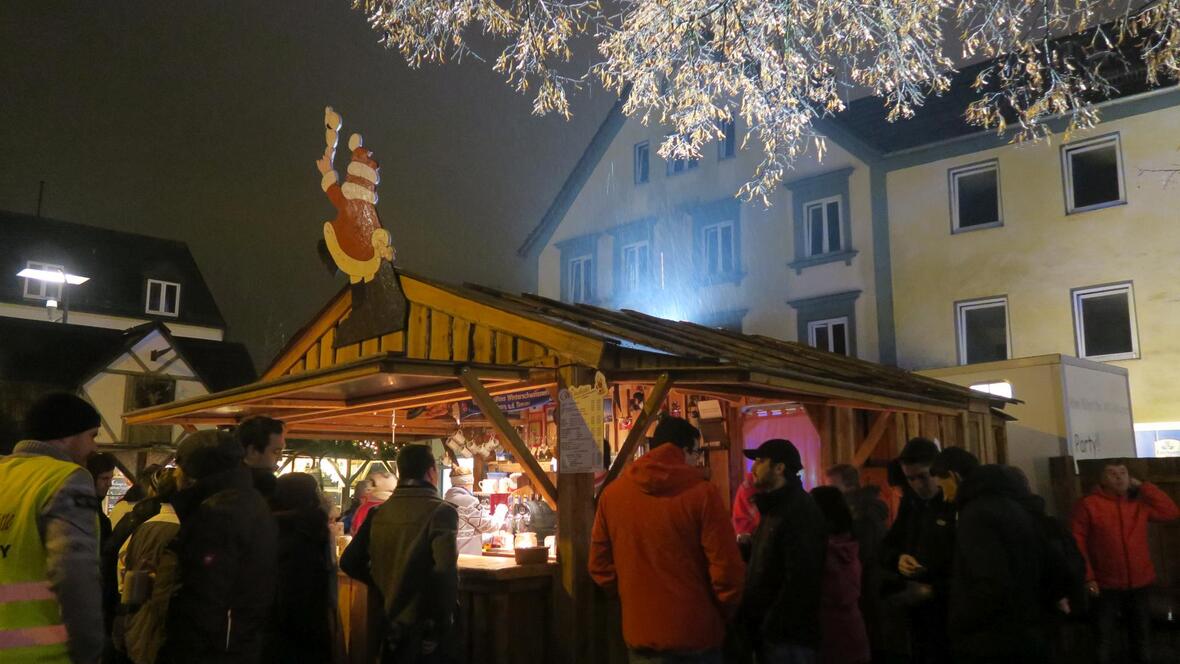 stand-mit-weihnachtsmann-wichtelhuette