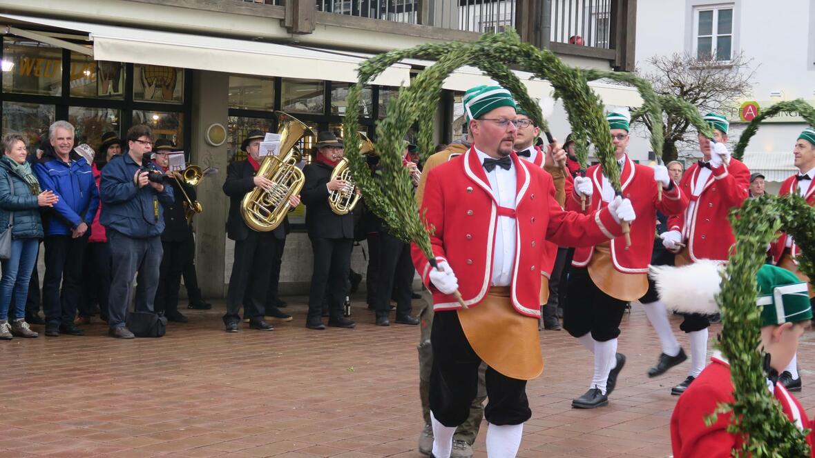 die-schaeffler-mit-der-musikkapelle-beim-schaefflertanz